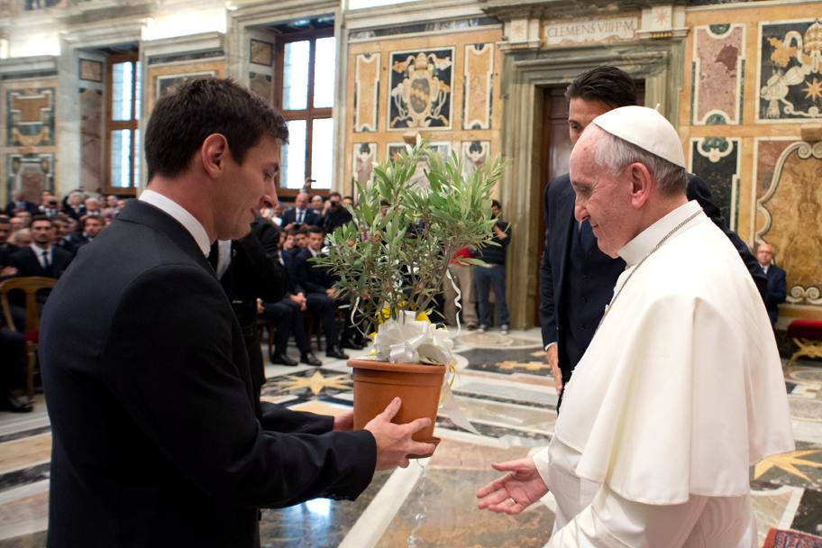 Agosto 2013, Messi consegna a papa Francesco un ulivo durante un&#39;udienza con la nazionale argentina (Afp)
